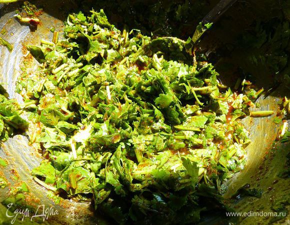 В отдельной  миске смешать масло  с кинзой и столовой ложкой паприки, ½ чайной ложки куркумы и  соль, хорошо размешать.
