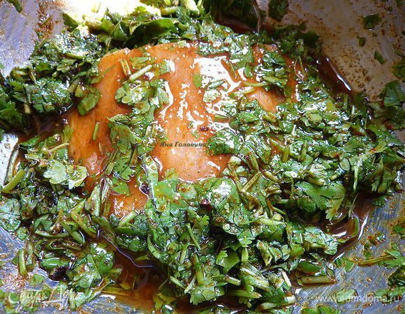 Обмокать каждое  филе в смеси и уложить  в кастрюлю. Залить оставшимся соусом .
