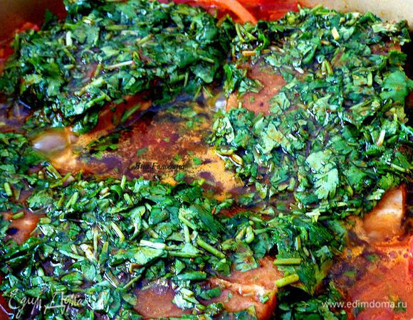 Залить оставшимся соусом.

