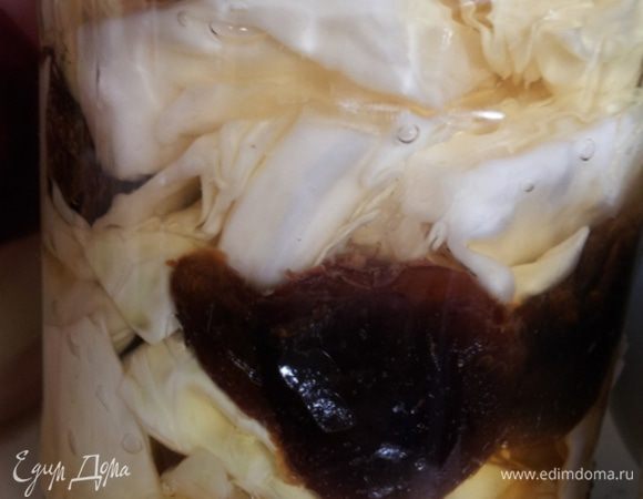 Заливаем капусту горячим маринадом, закрываем крышкой, оставляем на сутки при комнатной температуре. На 2 день отправляем её в холодильник. Через 2 дня она готова.