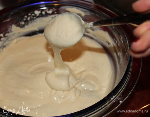 Все ингредиенты для теста смешать. Я делаю это ложкой. Тесто получается как густая сметана. Делается легко и без комочков. Разрыхлитель добавлять в последнюю очередь.