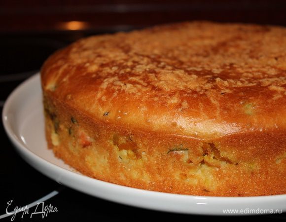 Дать остыть немного, освободить из кольца и можно нарезать. Корочка хрустящая, осторожно! 