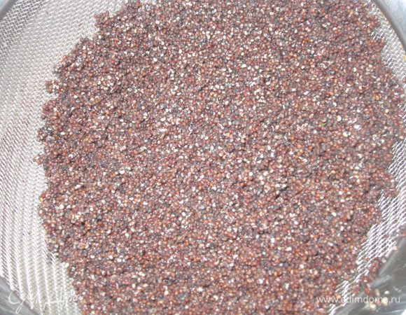 Сначала подготовим некоторые ингредиенты (добавки в коржи). Мак промыть в тёплой воде, залить чистой водой, довести до кипения и варить на медленном огне около 20-30 минут. Откинуть на сито, обсушить. После такой обработки мак становится мягким. Можно, конечно, просто залить кипятком на 15-20 минут. Изюм (чернослив или курагу) залить кипятком на 10-15 минут. Орехи порубить в крупную крошку.