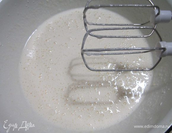 Яйца и сахар взбить в пышную пену. Добавиь сметану и опять взбить. 