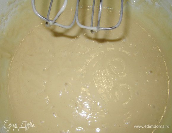 Постепенно ввести просеянную муку с разрыхлителем. Тесто разделить на 4 порции. В каждую порцию соответственно добавить мак, орехи, изюм, какао.  Выпечь коржи в заранее разогретой до 200 гр. духовке около 15 минут. Для лучшего результата разрыхлитель я добавляла в каждую порцию непосредственно перед выпеканием (около 2,5г). 