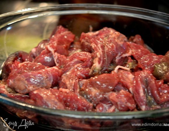 Имбирь натереть на терке.
Порезать мясо на полоски. Смешать 2 стол.л олив. масла, соевый соус, и следующие 3 ингредиента. Выложить полоски мяса, все тщательно перемешать  и мариновать 1 час или более.
