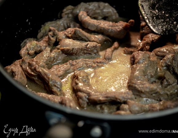Разогреть сковороду затем вылить 2 стол.л олив.масло. Добавить говядину и жарить на высоком огне. Добавить маринад. Закрыть крышкой, убавить огонь и тушить примерно 20 мин. или до мягкого нежного состояния.