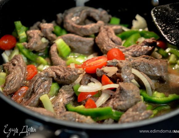 Добавить 1 стол.л олив. масла после времени. Перец сладкий полосками или кольцами, порезанный лук, сельдерей 2 черешка порубить, помидоры,если крупные порезать на дольки,если сорт черри напополам, черный перец. Готовим все вместе 3-4 мин.
Снимем с огня.