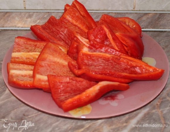 Сладкий перец очистить, порезать.