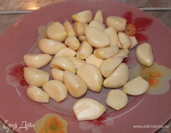 Чеснок почистить.