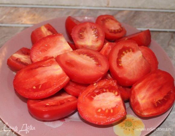Помидоры порезать.