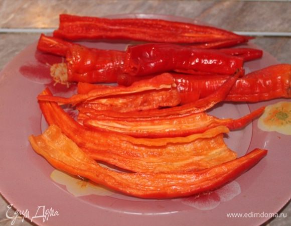 Горький перец почистить, порезать.