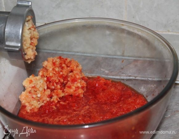 Все пропустить через мясорубку, можно делать в блендере.