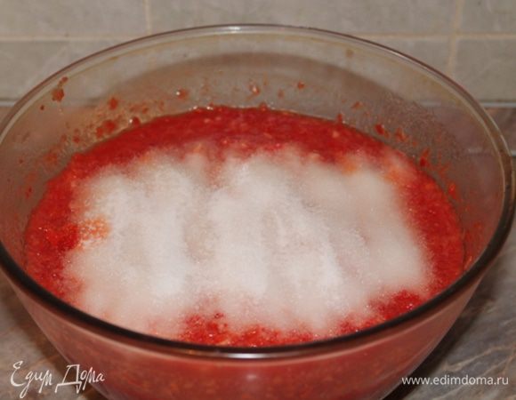 Добавить соль и растительное масло, перемешать.