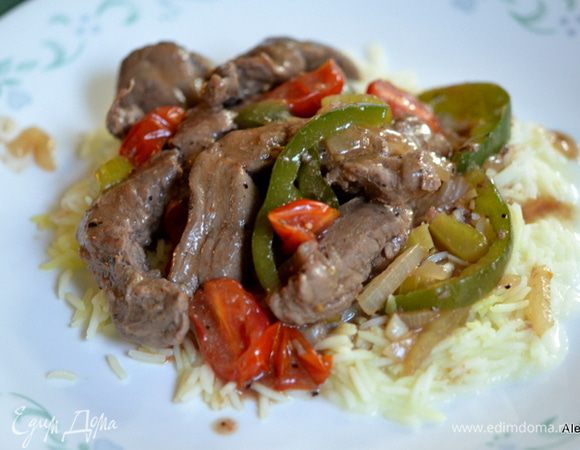 Смешать крахмал  с бульоном, вылить в говядину и перемешать.
Выложить все на гарнир и подавать сразу. Приятного аппетита.