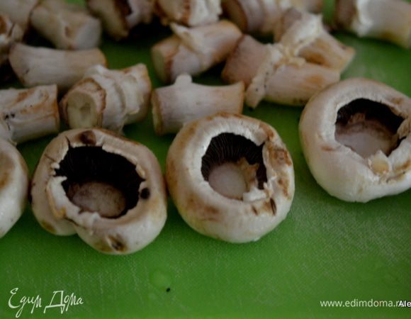 Очистить шампиньоны от ножек. Помыть шляпки.