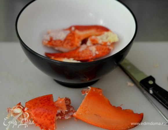 Крабы или лобстеры, можно раков , очистить от панцирей. Или используем готовый краб в баночках.