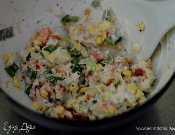 Все перемешиваем в емкости: хлебную крошку, (я использую израильские мини крутоны),майонез, лук,лимон.сок,крабовое мясо, яйца если нужно(мне не пригодились)