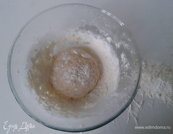 В воду добавляем яйцо, соль и взвиваем венчиком, затем постепенно вводим просеянную муку.
Хорошенько вымешиваем тесто, чтобы оно оставалось эластичным. Оставляем его на час полежать, накрываем полотенцем.
