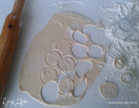 Делаем фарш, перекручивая мясо с луком, добавляем соль, перец.
Отрезаем от теста небольшую часть, раскатываем скалкой тесто тонким слоем, выдавливаем стаканом или рюмкой кружочки.
