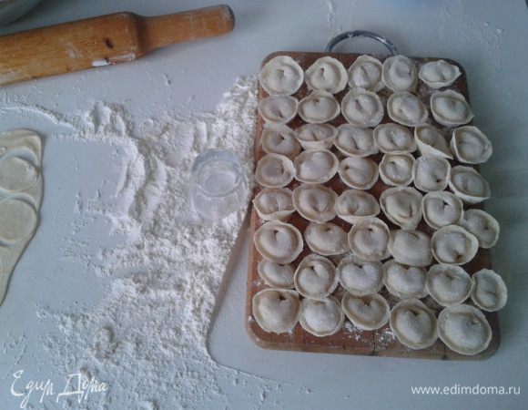 Формируем пельмени.
Отвариваем пельмени в подсоленной воде 7 мин.
Смазать пельмени сливочным маслом, поперчить. Подавать со сметаной.

