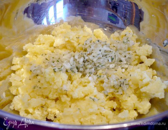 Поджариваем в оливковом масле лук, розмарин и чеснок. Картофель сливаем и даем ему слегка остыть, а пока режем баклажаны, у которых мы отрезали кончики, вдоль на пластинки толщиной примерно до 1см. Выкладываем их на противень (у меня получилось 2 противня), застеленный пекарской бумагой, и смазываем каждую пластинку баклажана оливковым маслом. Ставим в духовку на 5 минут (потом я оставила их доходить в выключенной духовке еще минуты на три). Картошку чистим и разминаем вилкой, смешиваем с семечками, луком и чесноком, добавляем оливки, соль, перец, оливковое масло и лимонный сок. Хорошо перемешиваем. 