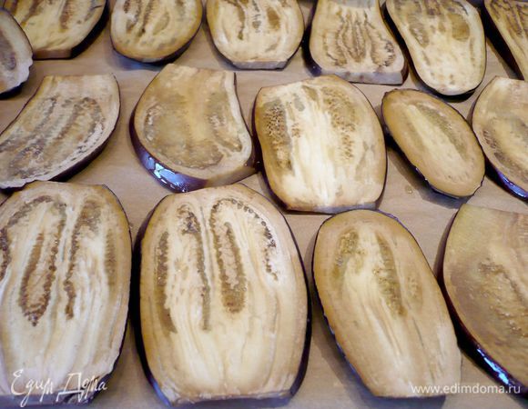 Вот такие получаются баклажаны из духовки. Посолим каждый кусочек. 