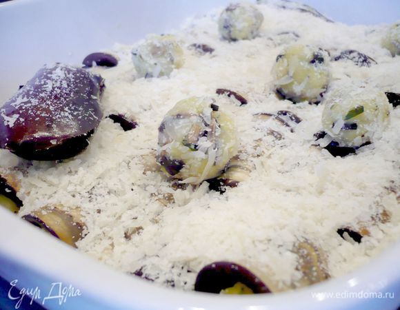 У меня осталось совсем чуть-чуть начинки, из нее я сформировала пару шариков, обваляла их в сыре и выложила на рулетики. Боковые пластинки баклажан можно просто смазать начинкой и наложить одну на другую (получается что-то, похожее на мидию))). Посыпаем рулетики сыром и ставим в духовку на 25 минут.  