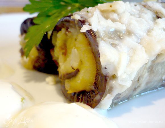 Для соуса смешиваем йогурт с цедрой и лимонным соком, добавляем горчицу и оливковое масло, солим и перчим. Подаем к готовым рулетикам, холодным или горячим. Вкусно!