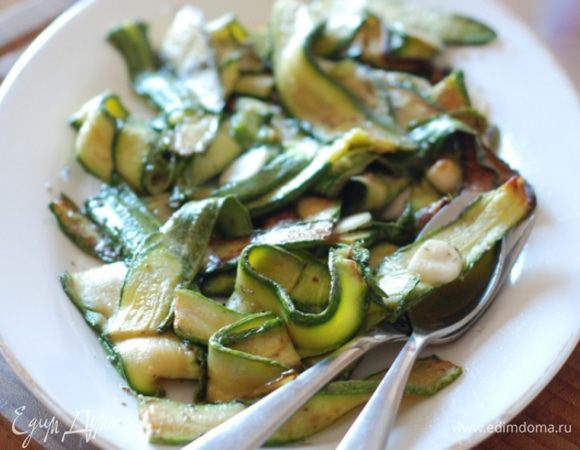 Выложить цукини на бумажные полотенца и хорошенько обсушить, пока жарится следующая партия.