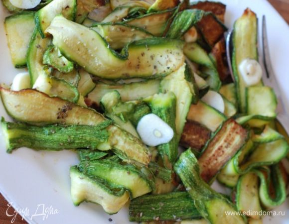 Готовые цукини выложить на блюдо- посолить, сбрызнуть уксусом и маслом, посыпать орегано. Также можно посыпать пармезаном.