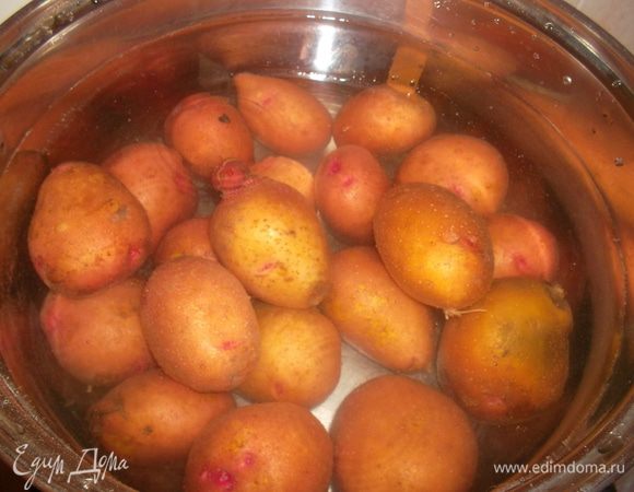 Картофель отварить в кожуре до готовности...