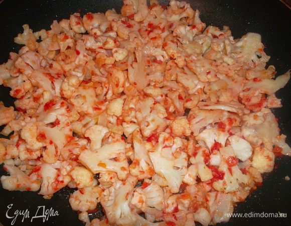 Цветную капусту разобрать на соцветия, нарезать пластинками (как получится). Обжарить на растительном масле около 10 минут, потом добавить аджику (не солить!) и тушить до готовности капусты...