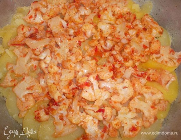 На него сверху половину тушеной капусты...