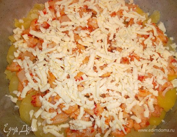 Брынзу натереть на крупной терке и 1/3 выложить на капусту...