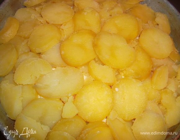 Сверху накрываем слоем картофеля и повторяем все сначала: капуста-брынза-и снова картофель. В итоге получаем три слоя картофеля и два слоя начинки...