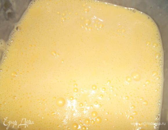 Яйца взбиваем с майонезом (каюсь, у меня был покупной) до однородности...