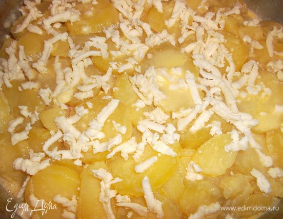 Заливаем нашу запеканку яйцами и посыпаем оставшейся брынзой. Ставим в духовку на 180 гр на 25-35 минут...