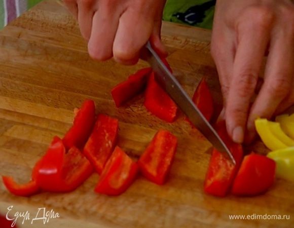 Сладкий перец, удалив плодоножку и семена, порезать так же, как цукини.