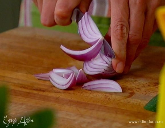 Луковицу почистить и нарезать дольками.