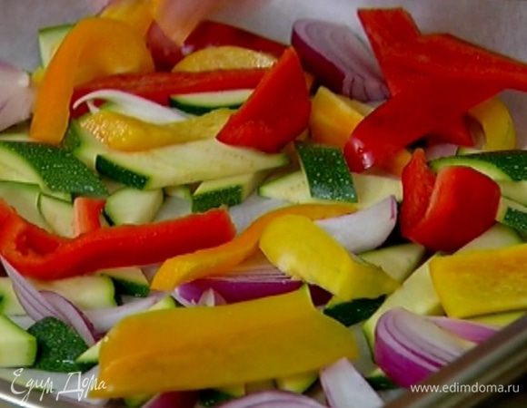 Противень выстелить бумагой для выпечки, выложить цукини, лук и сладкий перец, сбрызнуть оливковым маслом, посолить и поперчить. Отправить противень с овощами под гриль на 5–7 минут.