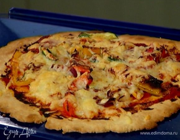 Обжаренные овощи выложить на лепешку, сбрызнуть бальзамическим уксусом, посыпать натертым сыром и отправить в разогретую духовку на 5–7 минут.