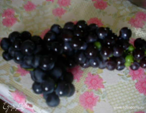 Отделить виноградинки от кистей.