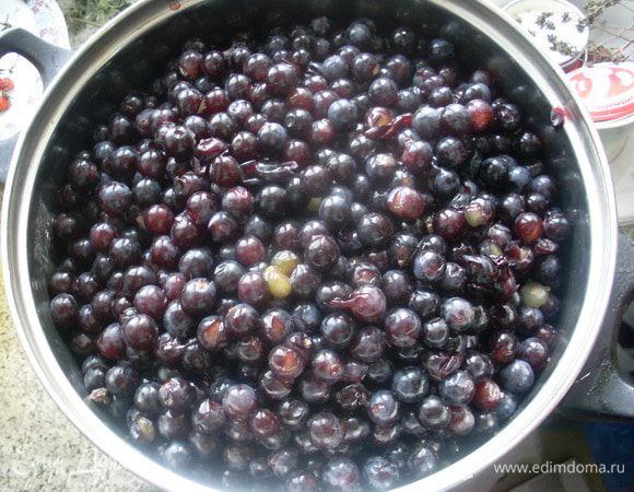 Немного помять виноград толкушкой и поставить на средний огонь.
Когда закипит, процедить сок через сито.