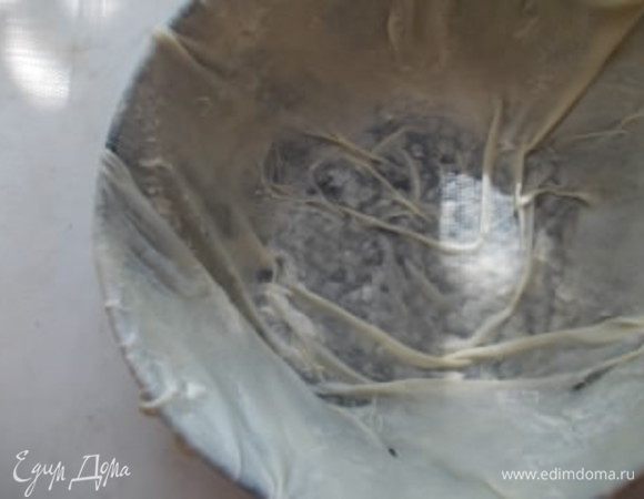 Приготовить тесто по рецепту Алекса)))  www.edimdoma.ru/retsepty/47703-bolshaya-pastiyya-s-kuritsey-i-ovoschami  ))) Получится 4 пласта теста. Один выкладываем на смазанную маслом форму.и также смазываем её маслом.