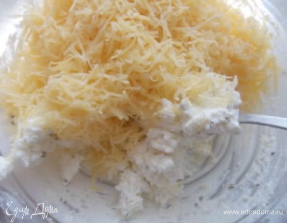 В оставшуюся фету добавить тертый сыр, перемешать.