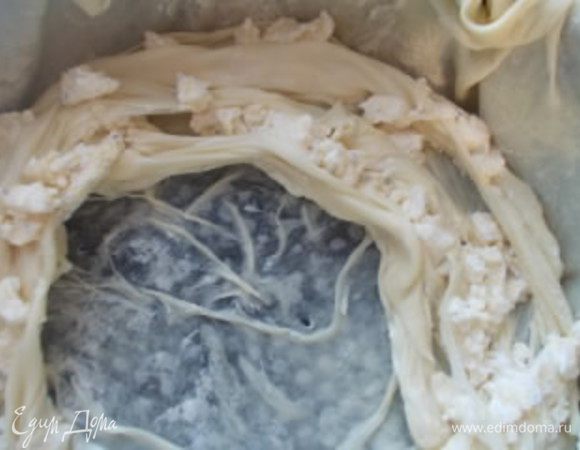 Затем аккуратно перекладываем эту гармошку в форму с тестом. Укладываем её по кругу, вдоль стенки.