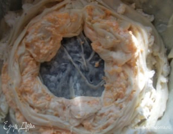 Сворачиваем также гармошкой и укладываем в форму по кругу.