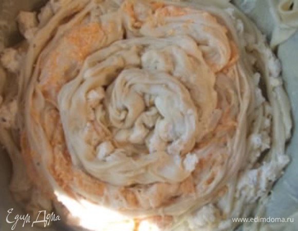 Последний слой теста,также делаем с начинкой из сыра. Складываем гармошкой и сворачиваем в шарик, делая как бы улитку. Укладываем её в середину формы. Поливаем все оставшимся маслом и отправляем в разогретую духовку 180-190С на 35-45 минут, пока не появится золотистая корочка.