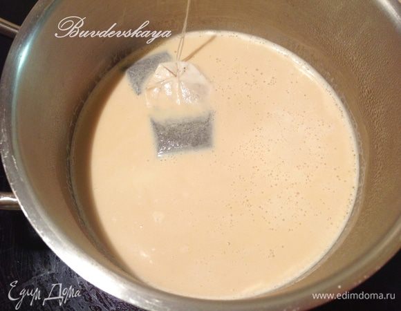 В сотейник или кастрюлю с толстым дном налить молоко и положить в него 2 пакетика чая. Молоко довести до кипения на среднем огне, выключить плиту и дать ему настояться под крышкой  минут 15. Пакетики с чаем  вынуть и выбросить.